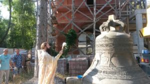 ОСВЯЩЕНИЕ И УСТАНОВКА ПЕРВОГО КОЛОКОЛА НА СТРОЯЩУЮСЯ КОЛОКОЛЬНЮ В ТОПЛОВСКОМ МОНАСТЫРЕ.