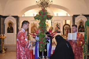 В честь праздника Воздвижения честнаго Креста Господня с 26 на 27 сентября в верхнем храме Троицкого собора состоится ночная служба